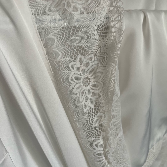 White satin robe + matching pj shorts - Picture 2 of 2